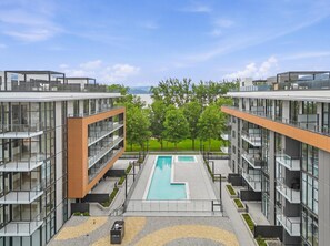 Exterior - Luxury Beachfront Retreat 3BR Penthouse Condo w/Lake Views (Kelowna)