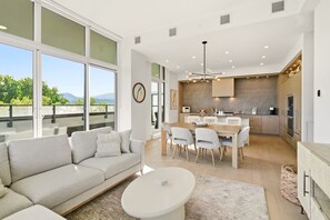 Smart TV - Luxury Beachfront Retreat 3BR Penthouse Condo w/Lake Views (Kelowna)