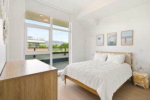 3 bedrooms, iron/ironing board, WiFi, bed sheets - Luxury Beachfront Retreat 3BR Penthouse Condo w/Lake Views (Kelowna)