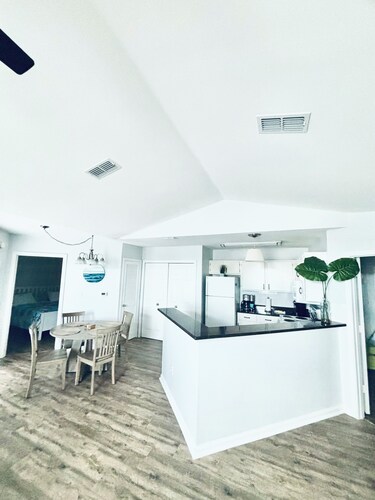 New Fantastic condo for your Gulf Shores getaway! Outdoor pool, hot tub, gym.
