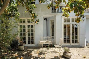 Outdoor dining - Victorian Garden Retreat in Sydenham (Greater London)