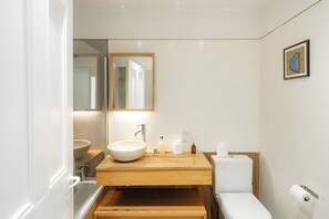 Bathroom - Victorian Garden Retreat in Sydenham (Greater London)