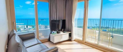 Suite, Balcony | Living area