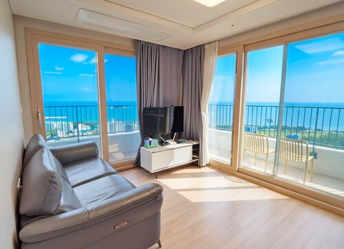 Whalezip The Bluetera Ocean Stay