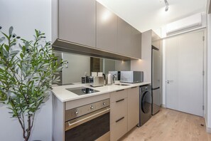Eine moderne Küche mit integrierten Geräten, einem Geschirrspüler und einer Mikrowelle.