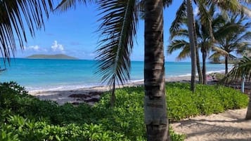 Beach nearby, sun loungers, beach towels