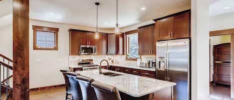 Coffee/tea maker, fridge, microwave, oven