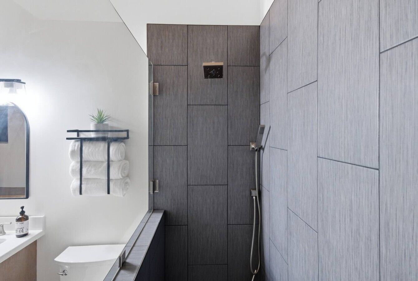 Ein modernes Badezimmer mit Dusche, Toilette und Waschbecken.