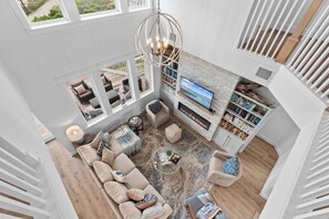 Smart-TV, Kamin, Bücher