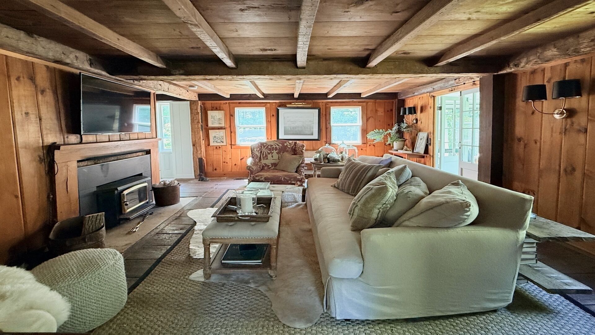 TV, fireplace