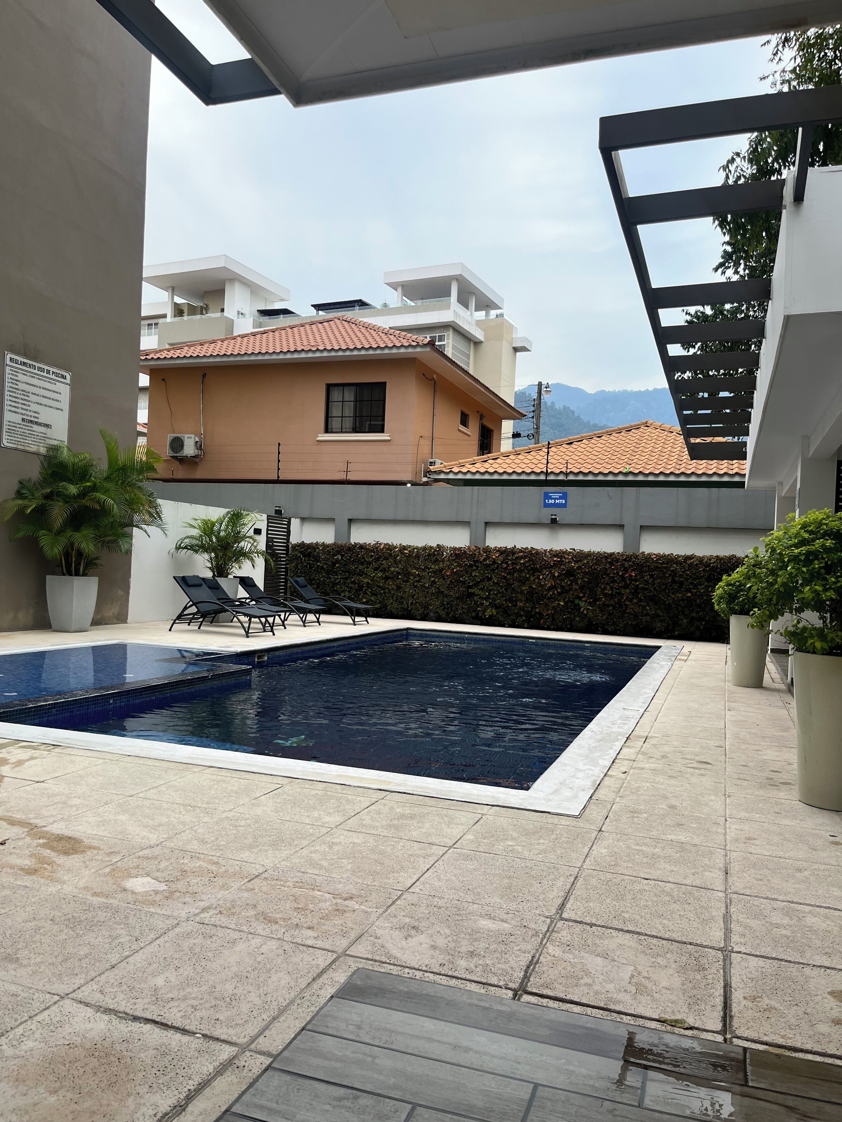 Una piscina al aire libre