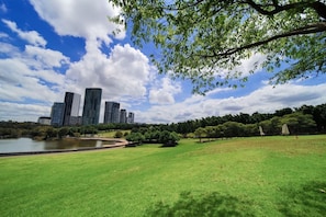 A park with a lake, trees, and a city skyline in the background. - Grand Victorian Stay in the Heart of Glebe (Glebe)