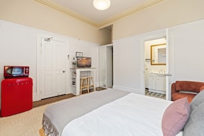 Iron/ironing board, WiFi, bed sheets - Grand Victorian Stay in the Heart of Glebe (Glebe)