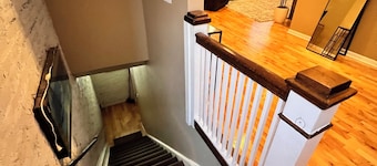 3-bedroom apartment in adorable Chicago with AC for your stay