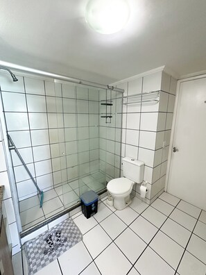 Shower, towels, toilet paper - Vrbo Property (Fortaleza)