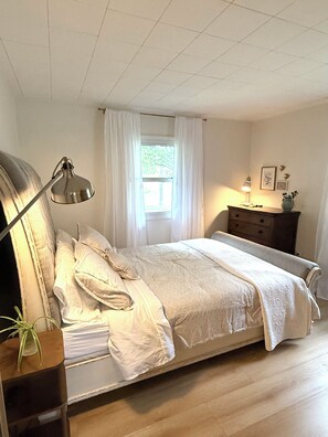 3 habitaciones, tabla de planchar con plancha, wifi y ropa de cama