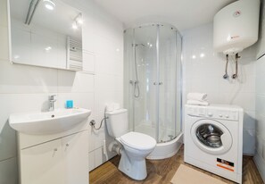Douche, sèche-cheveux, serviettes fournies