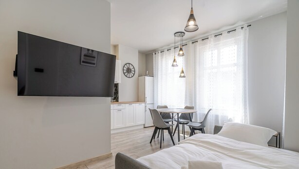 Une chambre d’hôtel moderne équipée d’un lit, d’un bureau et d’un coin repas.