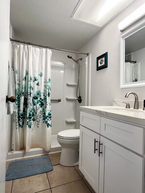 Bathroom - 2-bedroom condo in peaceful Kihei with cool AC breeze (Kihei)