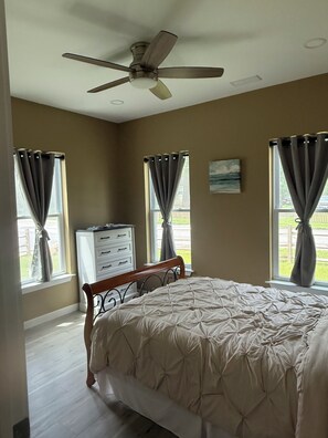 Room - Charming 3-bedroom house in marvelous Linfield with AC (Linfield)