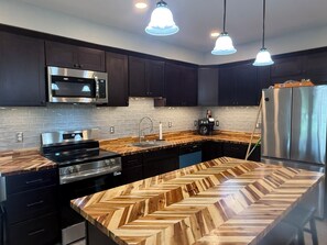 Private kitchen - Charming 3-bedroom house in marvelous Linfield with AC (Linfield)