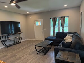 Living area - Charming 3-bedroom house in marvelous Linfield with AC (Linfield)