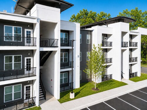 Upscale 1BR • Downtown • Steps to Bathhouse Row