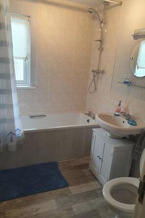 Shower, towels - Wooden lodge with front decking sleeps 9 people (Fleetwood)