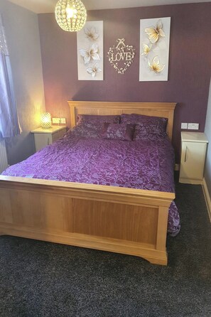 3 bedrooms, WiFi, bed sheets - Wooden lodge with front decking sleeps 9 people (Fleetwood)