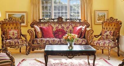 Villa Sleeps 17 with Hot Tub and Parking need approval for Events