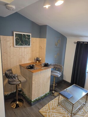 Dining - Apartment Sleeps 3 near Train Station (Chester)