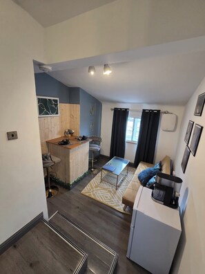 Living area - Apartment Sleeps 3 near Train Station (Chester)