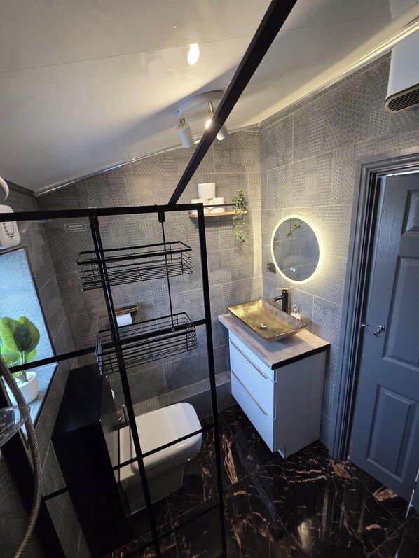 Bathroom - Apartment Sleeps 3 near Train Station (Chester)