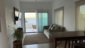 Deluxe-Doppelzimmer, Balkon, Meerblick | Wohnbereich