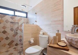 Deluxe-Doppelzimmer, Balkon, Meerblick | Badezimmer | Badewanne, kostenlose Toilettenartikel, Haartrockner, Handtücher