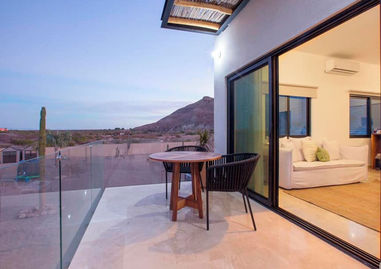 Habitación Deluxe doble, balcón, vistas al mar | Restaurante al aire libre