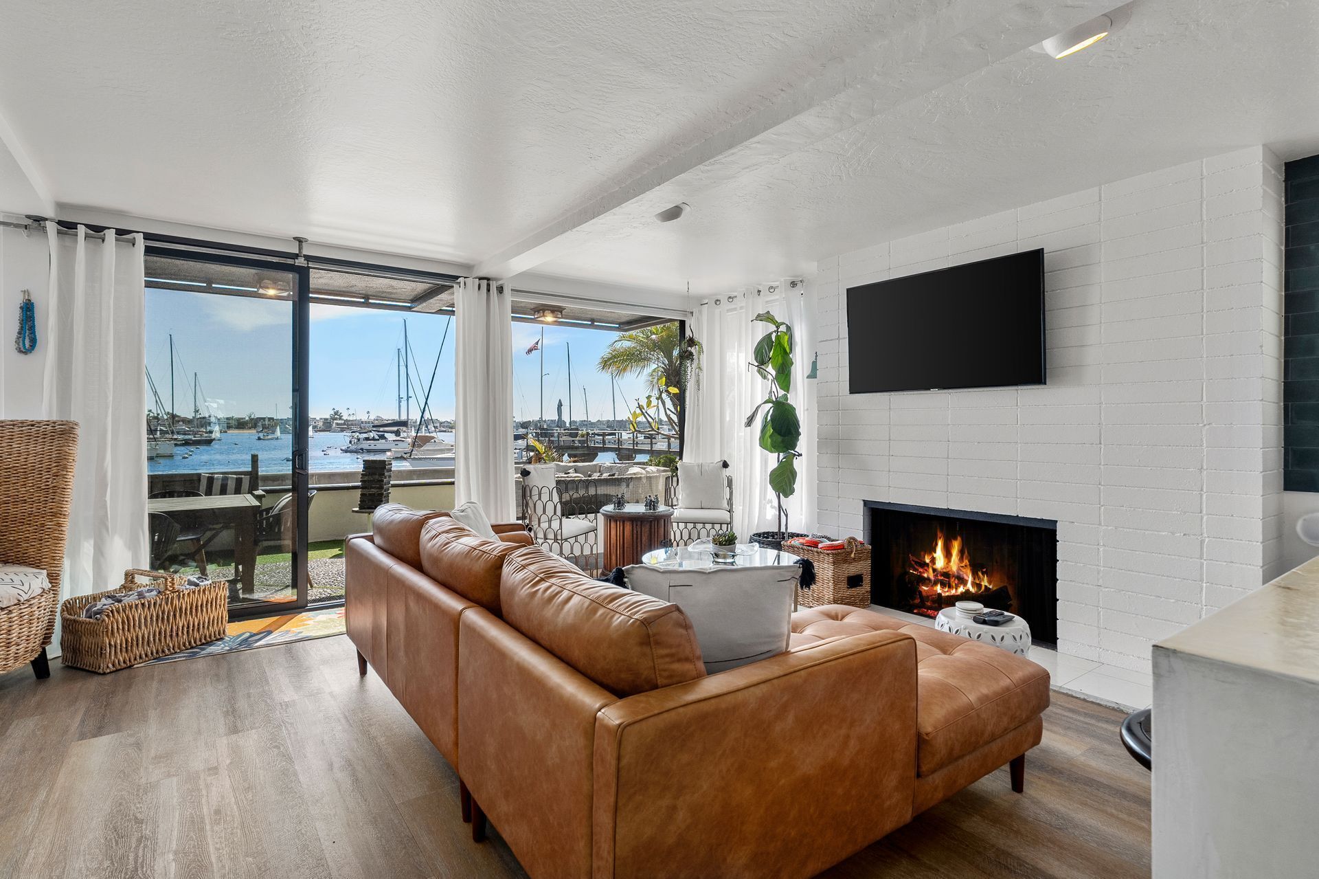 Smart TV, books, offices