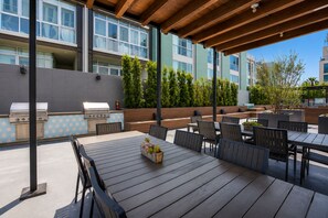Outdoor dining - Modern Marina Del Rey 2BR Pool, Gym, Parking, Near Beach (Los Angeles)