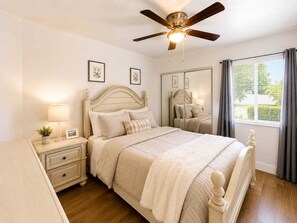 Room - Nearby Beach Escape (Port St. Lucie)