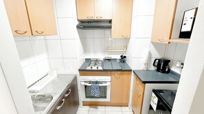 Kühlschrank, Mikrowelle, Ofen, Wasserkocher