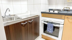 Frigorífico, microondas, horno y hervidor eléctrico