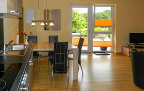 Wasserkocher mit Kaffee-/Teezubehör, Kühlschrank, Herdplatte