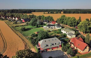 A rural residential area with houses, green spaces, and fields. - Fewotraum Müritz - MÖWE3 (Röbel)