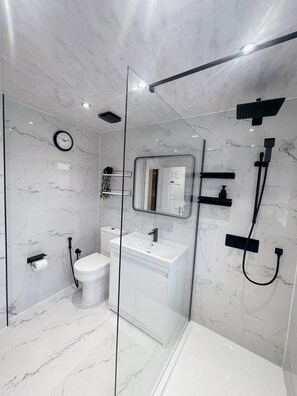 Douche, sèche-cheveux, bidet, serviettes fournies