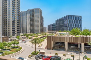 Ein modernes Stadtgebiet mit Hochhäusern, einem Parkplatz und einem verschlossenen Eingangstor.