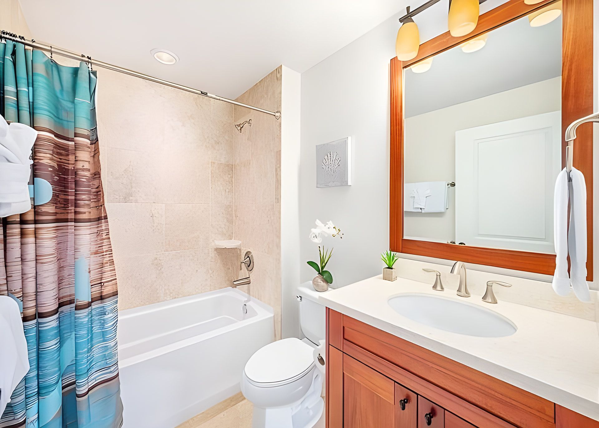 Ein Badezimmer mit Badewanne, Toilette und Waschbecken.
