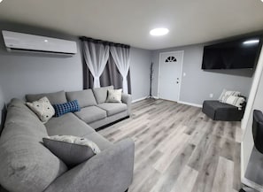 Living area - Lovely 2-bedroom bed, 1 bathroom home enjoyable Medicine Lodge (Medicine Lodge)