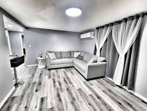 Living area - Lovely 2-bedroom bed, 1 bathroom home enjoyable Medicine Lodge (Medicine Lodge)