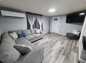 Living area - Lovely 2-bedroom bed, 1 bathroom home enjoyable Medicine Lodge (Medicine Lodge)