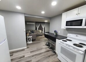 Private kitchen - Lovely 2-bedroom bed, 1 bathroom home enjoyable Medicine Lodge (Medicine Lodge)